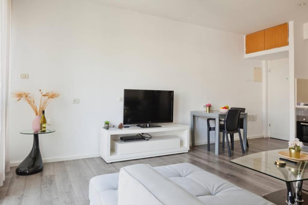 Big Apartment Next To Gordon Beach Plus Free Parking Tel Aviv Buitenkant foto